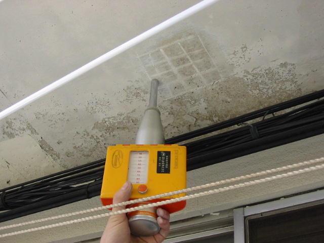 建物調査におけるシュミットハンマーによるコンクリート試験（推定強度調査）